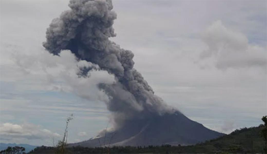 Terus Erupsi, Abu Vulkanik Gunung Sinabung Sudah Capai Deliserdang