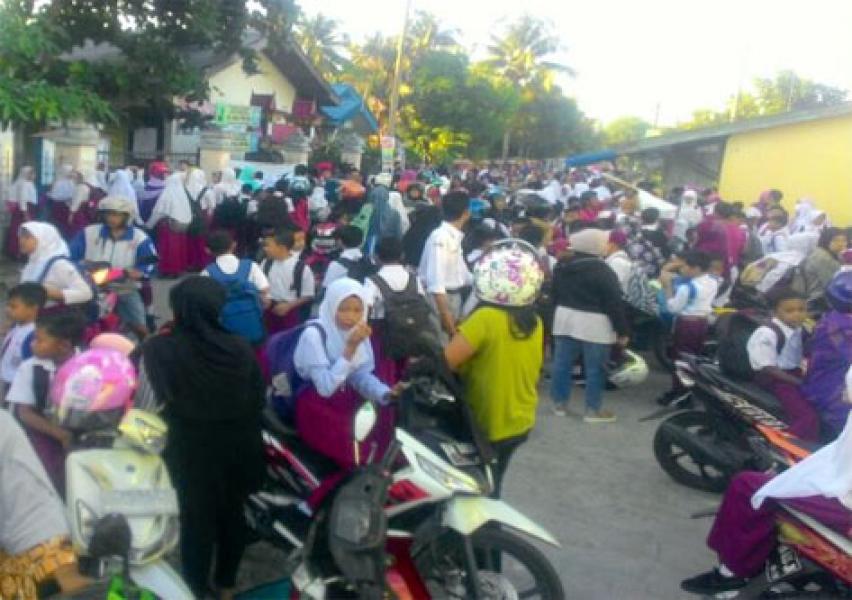 Tidak Transparan Penerimaan Siswa, 2 Sekolah di Pekanbaru Disegel Warga