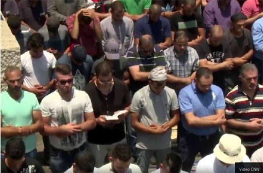 Warga Kristen Ini Ikut Shalat Jumat untuk Bela Al-Aqsha