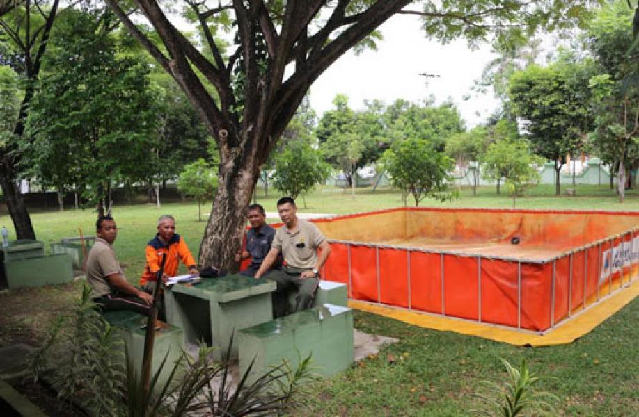 BPBD Riau Serahkan Fleksibel Tank Untuk Tim Satgas Darat Karhutla Melalui Korem 031/WB