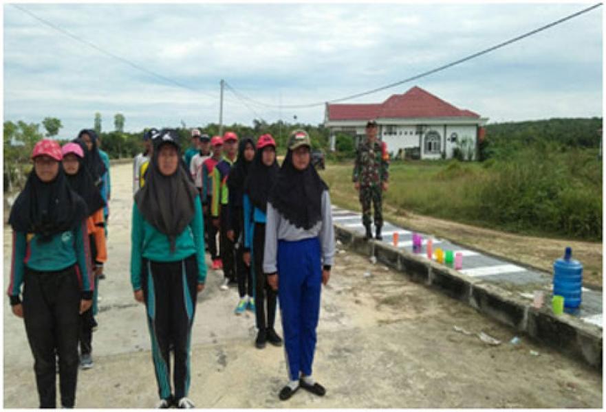 Babinsa Koramil 02/Tanah Putih Melatih Paskibra SMAN Tanah Putih Tanjung Melawan