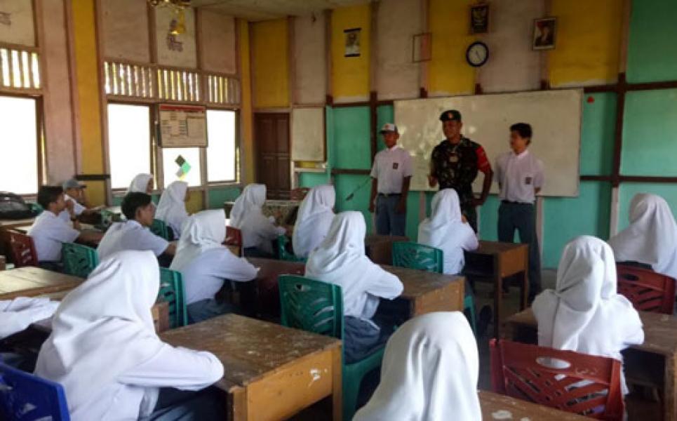 Babinsa Koramil 07/Reteh Beri Pelajaran Wawasan Kebangsaan Kepada Siswa SMAN 1 Reteh