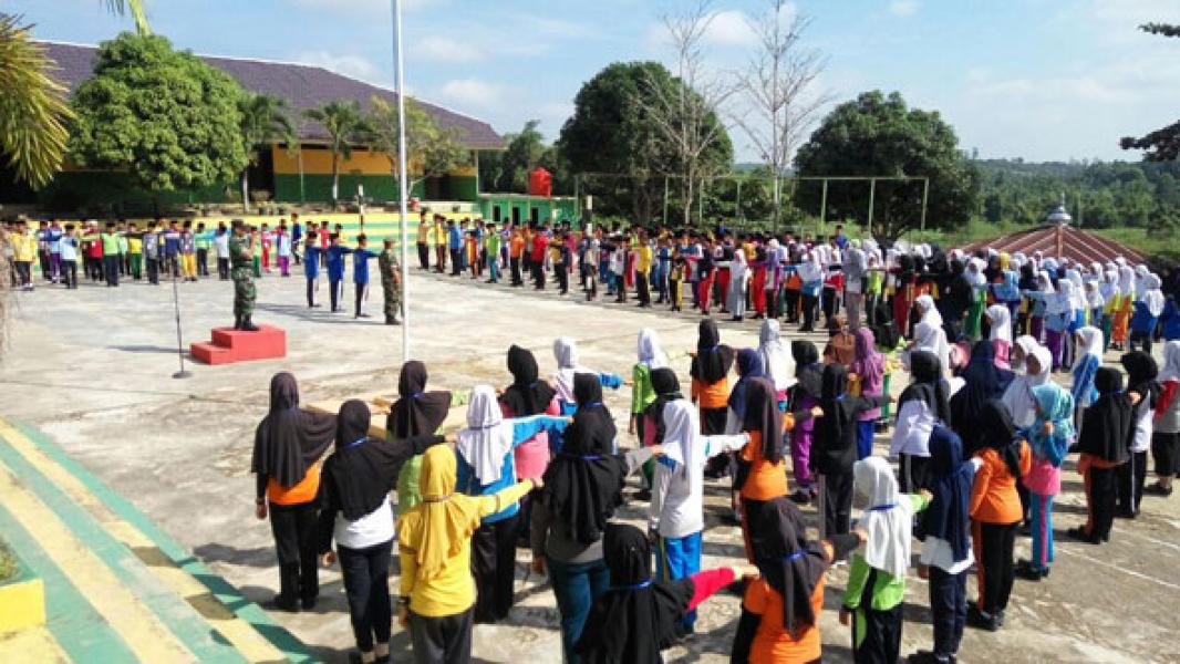 Babinsa Koramil 09/Langgam Berikan Materi PBB Dan Bela Negara Di MTSn 1 Pangkalan Kerinci