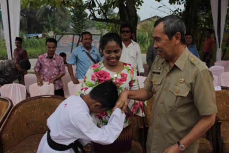 Bupati Siak Serahkan RLH Kepada Bufon Sinaga