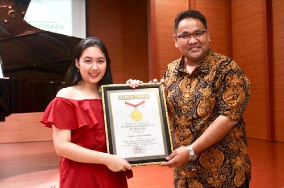 Evelyn Catat Rekor MURI Pianis Termuda