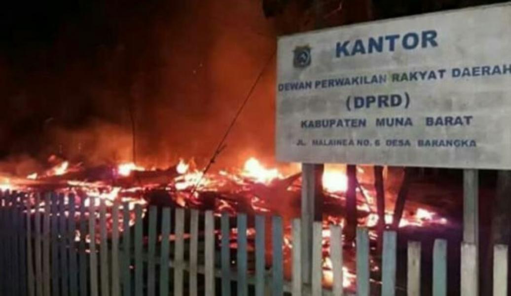 Gedung DPRD Muna Barat Sultra Ludes Terbakar