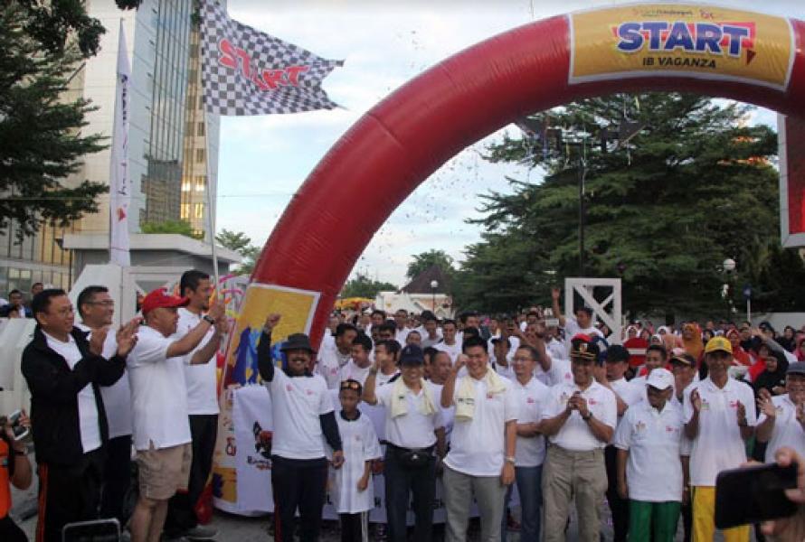 Gubri Lepas 700 Peserta Jalan Sehat iB Vaganza di Halaman Bank Riau Kepri.