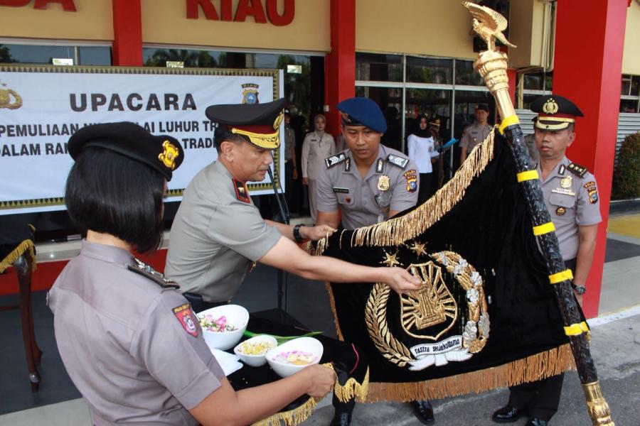 HUT Bhayangkara ke - 72, Polda Riau Lakukan Tradisi Cuci Pataka