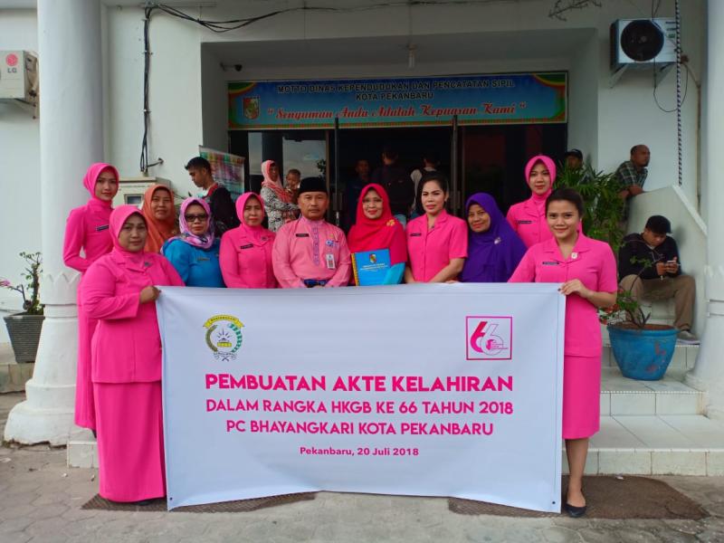 HUT HKGB ke 66, Ketua Bhayangkari Cabang Pekanbaru Bantu Masyarakat Urus Akte Kelahiran Gratis