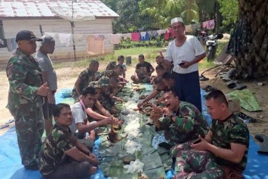 Indahnya Kebersamaan, Prajurit TMMD 102 Dumai dan Warga Makan Siang Beralaskan Daun