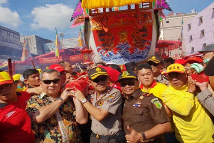 Kapolda Riau Saksikan Ritual Bakar Tongkang 2018 Rokan Hilir