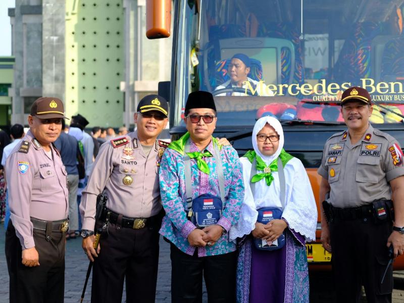 Kapolresta Pekanbaru Pimpin Pengamanan Keberangkatan JCH 2018