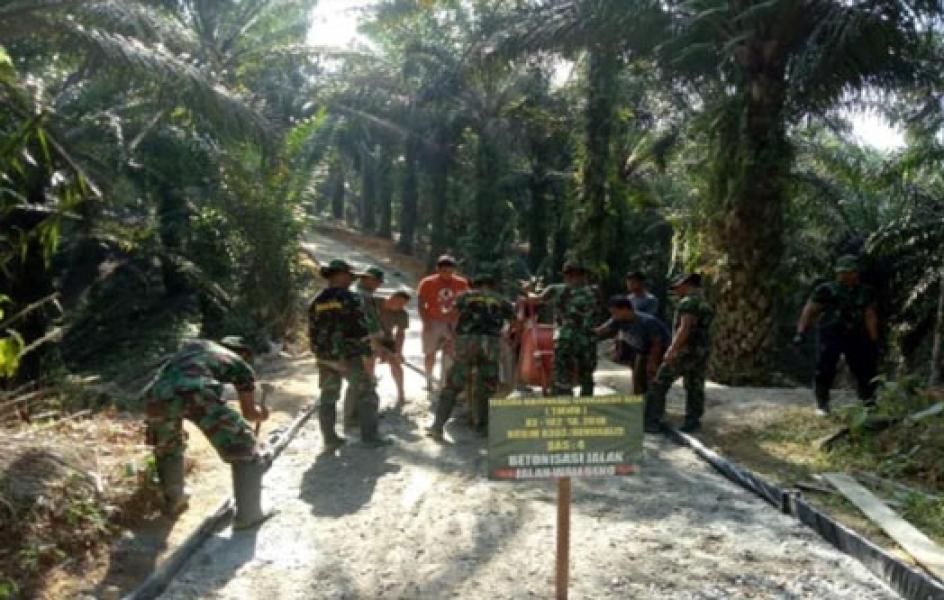 Masyarakat dan Prajurit Kodim Bengkalis Bahu Membahu Dalam TMMD 102