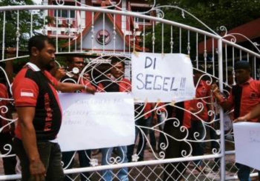 Puluhan Pengurus PAC Segel Kantor DPD PDIP Riau