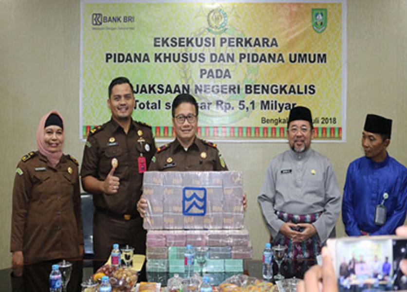Sekda Bengkalis Terima Hasil Sitaan Kejari Senilai Rp1,165 Miliar