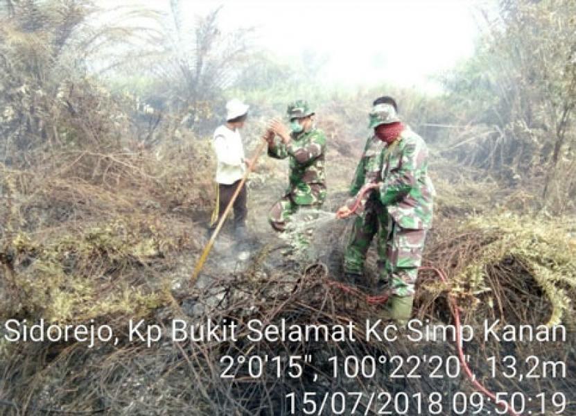Semangat Babinsa Bantu Warga Padamkan Api