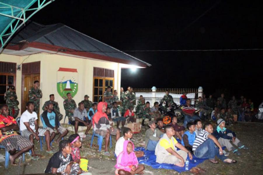 Sinergi TNI Dan Pemda Gelar Nobar Piala Dunia Bersama Warga Di Perbatasan