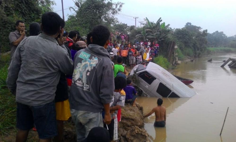 Dua Penumpang Tewas Saat Mobil Travel Terjun ke Sungai Indragiri