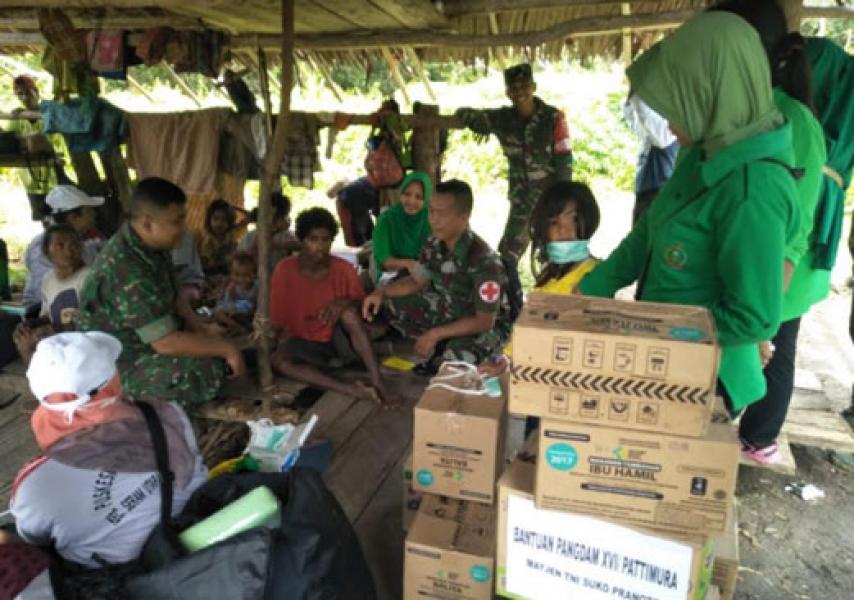 TNI Kirim Bantuan Logistik Untuk Suku Mausu Ane di Maluku Tengah