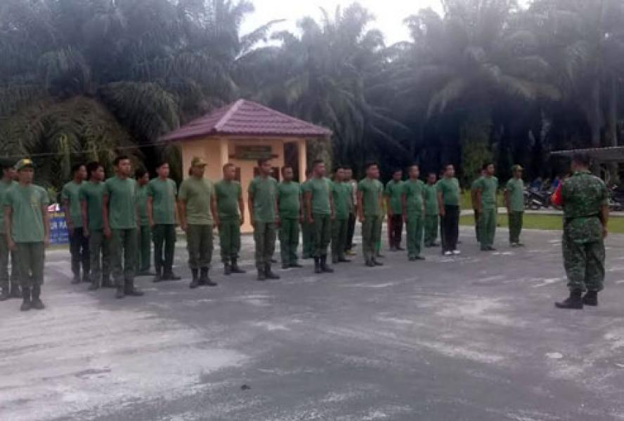 Tingkatkan Kedisiplinan, Babinsa Bukit Batu Latih PBB Puluhan Linmas