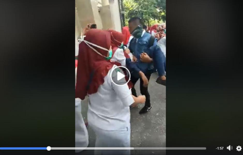 Viral, Video Satpol PP Kampar Tendang Ibu-Ibu Pendemo Hingga Pingsan