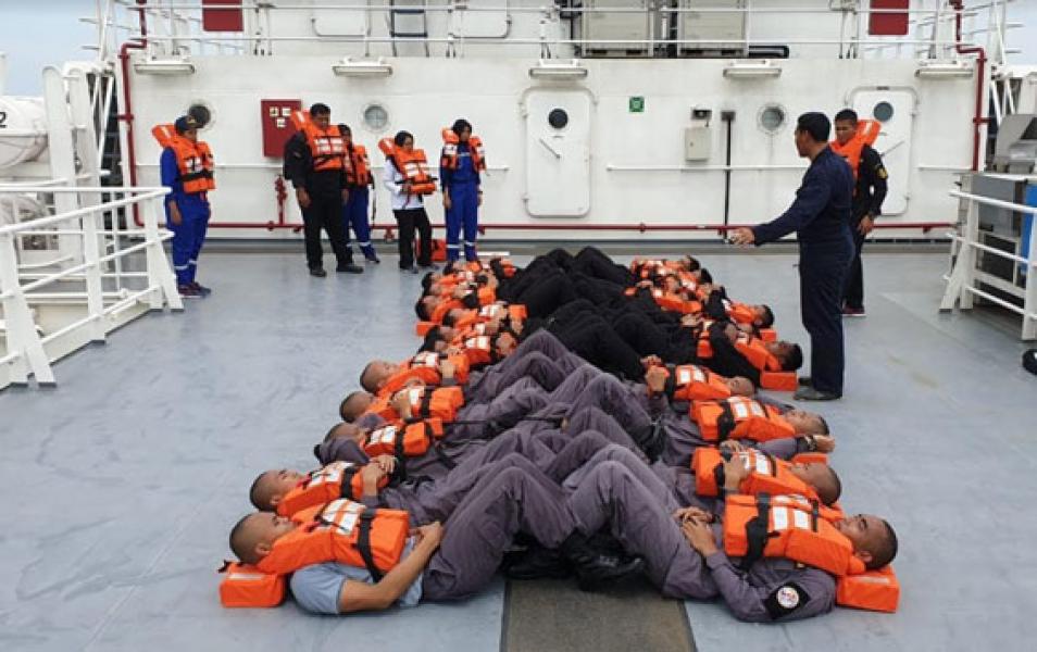 ABK KN. Tanjung Datu 301 Bakamla RI/IDNCG Latihan Peran Darurat