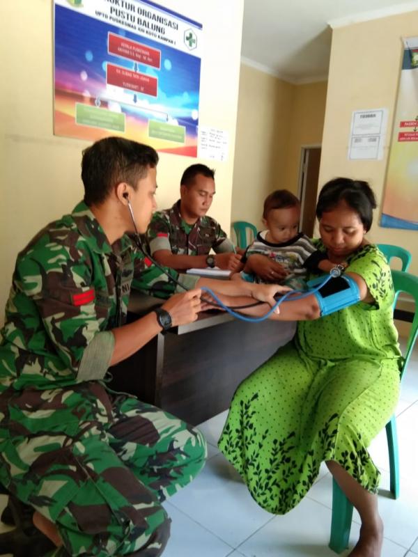Anggota Satgas TMMD ke 105 Kodim 0313/KPR Berikan Layanan Kesehatan Bagi Warga Balung