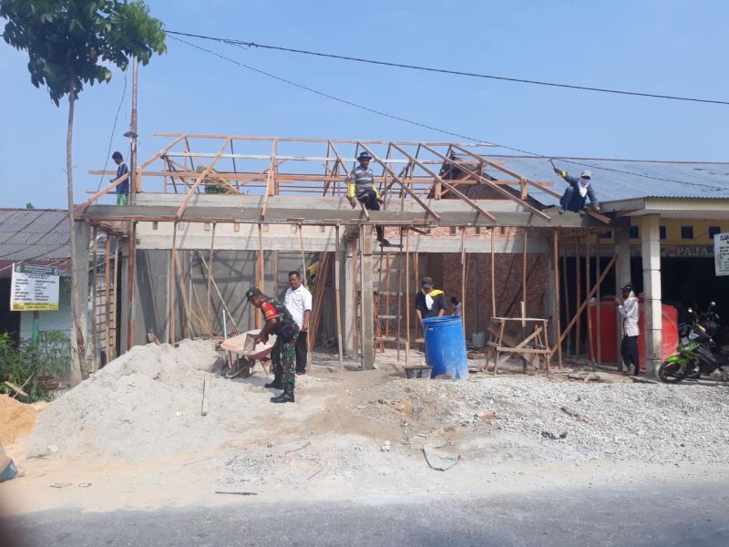 Babinsa Bukit Keratai dan Kades, Tinjau Pembangunan Perpustakaan Desa