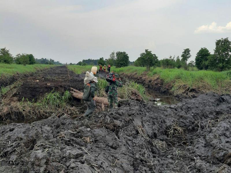 Babinsa Koramil 04/PKL Kuras Tak Kenal Lelah Susuri Hutan Cari Titik Api