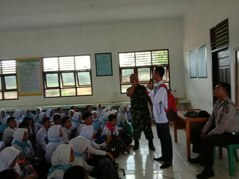 Babinsa Koramil 04/Pangkalan Kuras Isi Kegiatan Mos SMAN 1 Ukui
