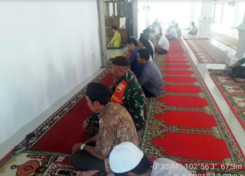 Babinsa Kuala Kampar Ajak Warga Berdoa Demi Kelancaran TMMD 105 Kodim 0313/Kpr
