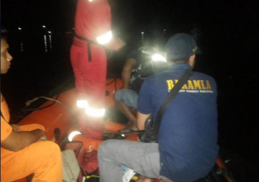 Bakamla Sambas Bersama Pos SAR Sintete Cari Korban Laka di Sungai Selakau