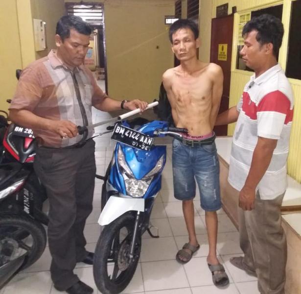 Begal Sadis Dibekuk di Rumahnya Saat Preteli Motor Curian