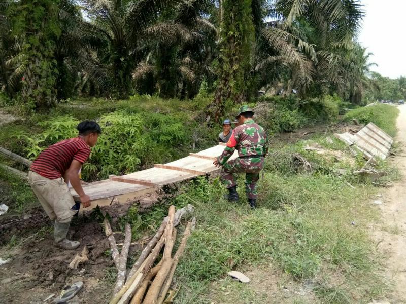 Bersama Warga, Babinsa Koramil 04/Pkl Kuras Gotong Royong Pembersihan dan Pengecoran Parit Desa