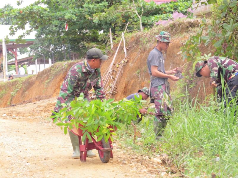Bersama Warga, Satgas TMMD Ke 105 KPR Gelar Penanaman Pohon