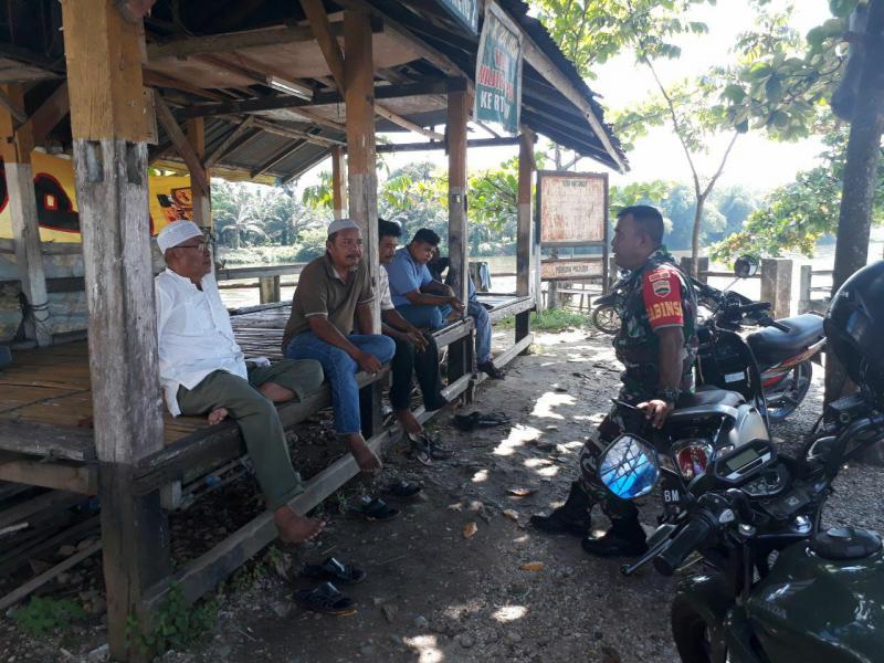 Bersamaan TMMD ke 105 Kodim 0313/KPR di Kecamatan XIII Koto Kampar, Babinsa Koramil 07/Kampar Laksanakan Komsos.