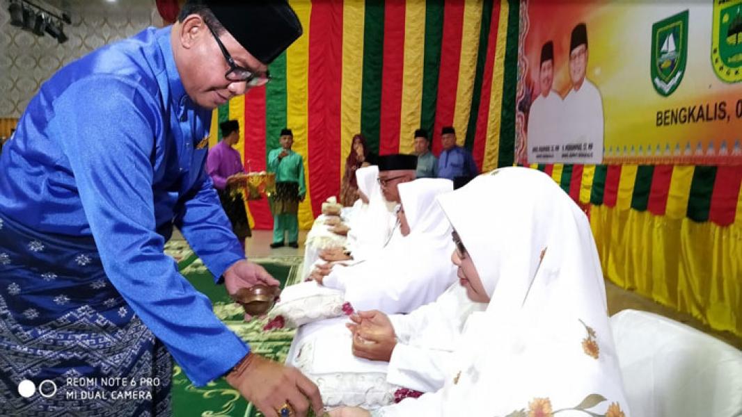 Bupati dan Wabub Rohil Tepuk Tepung Tawar CJH Rohil di Bengkalis