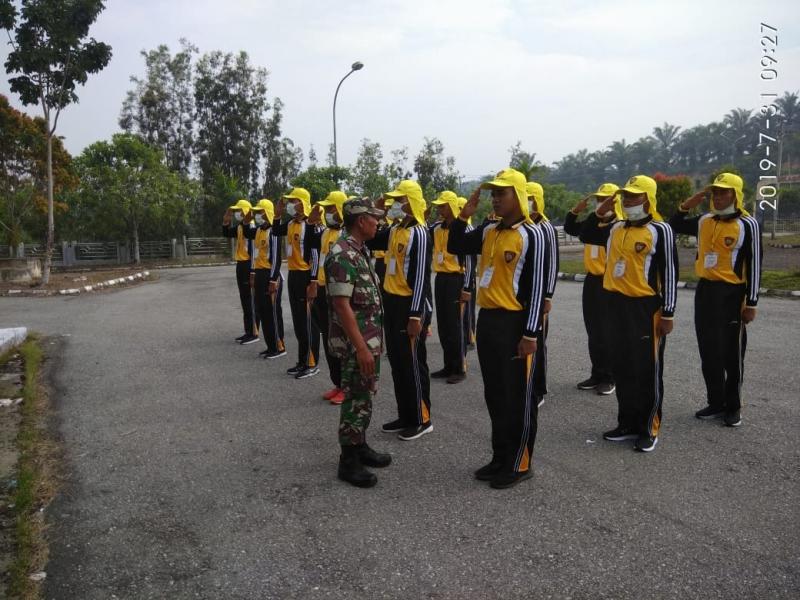 Cuaca Berkabut Asap, Tak Surutkan Serda Gunawan Rianto Gembleng Paskibraka Pelalawan