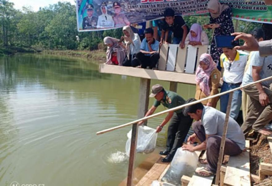 Danramil 08/KM Bersama Forkopimcam Tebar 20.000 Bibit Ikan Nila