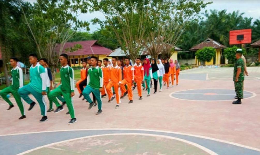 Danramil 11 Tambusai Beri Latihan PBB Kepada Siswa SMAN 1 Tambusai