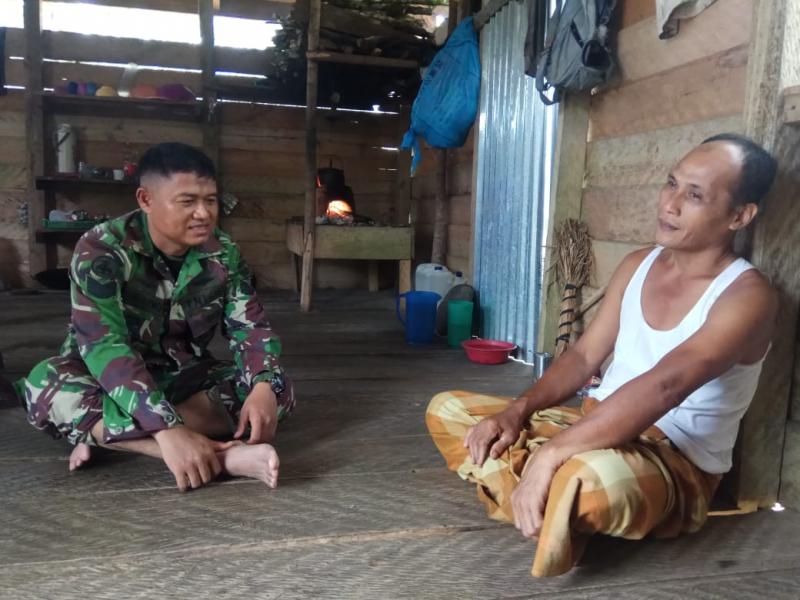 Di Sela-Sela Kegiatan, Anggota Satgas TMMD ke 105 Sempatkan Diri Sambangi Warga