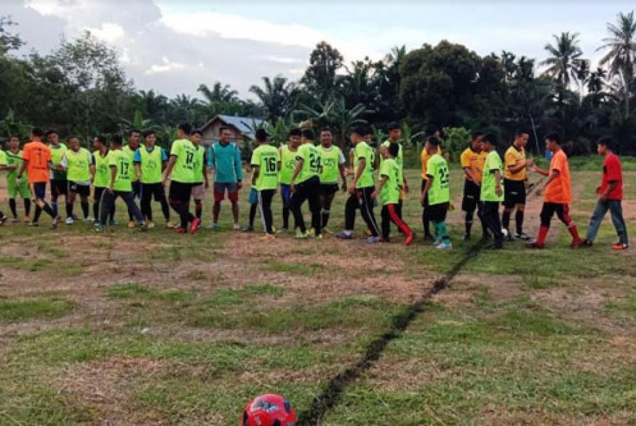 Dukung TMMD Ke 105 Kodim 0313/KPR, Babinsa Koramil 11 Tambusai Dukung Pembukaan Turnamen Sepak Bola