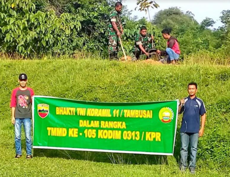 Dukung TMMD Ke 105 Kodim 0313/KPR, Babinsa Koramil 11 Tanam Pohon Bersama Warga 
