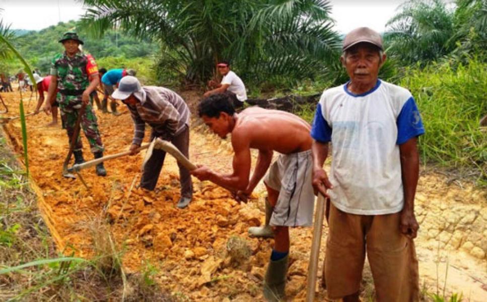 Dukung TMMD Ke 105 Kodim 0313/KPR, Koramil 11 Tambusai Goro Bersama Warga