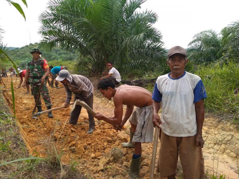 Dukung TMMD ke 105, Babinsa Koramil 11/Tambusai Goro Bersama Warga Membuat Parit Jalan