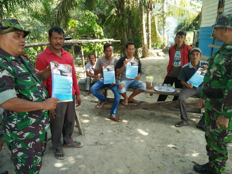 Dukung TMMD ke 105 Kodim 0313/KPR, Babinsa Koramil 04/PKL Kuras Edarkan Maklumat Bupati