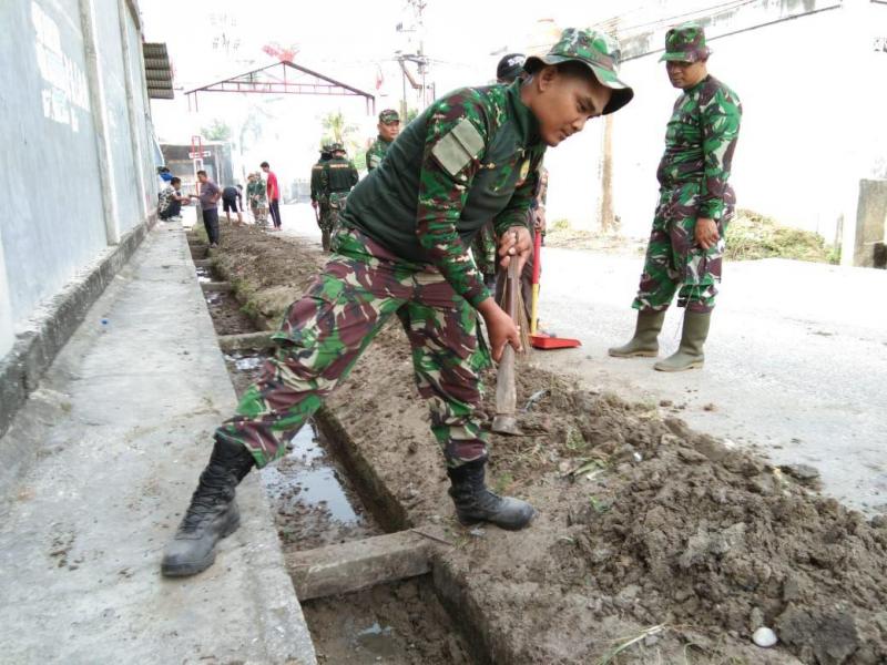 Dukung TMMD ke 105 Kodim 0313/KPR, Koramil 06/SH Bersama Warga Desa Pangkalan Serik Laksanakan Jumat Bersih