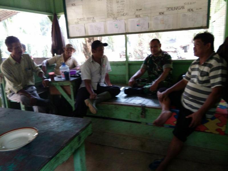 Dukung TMMD ke 105 Kodim 0313/KPR Babinsa Koramil 08/Tandun Galang Mitra Karib