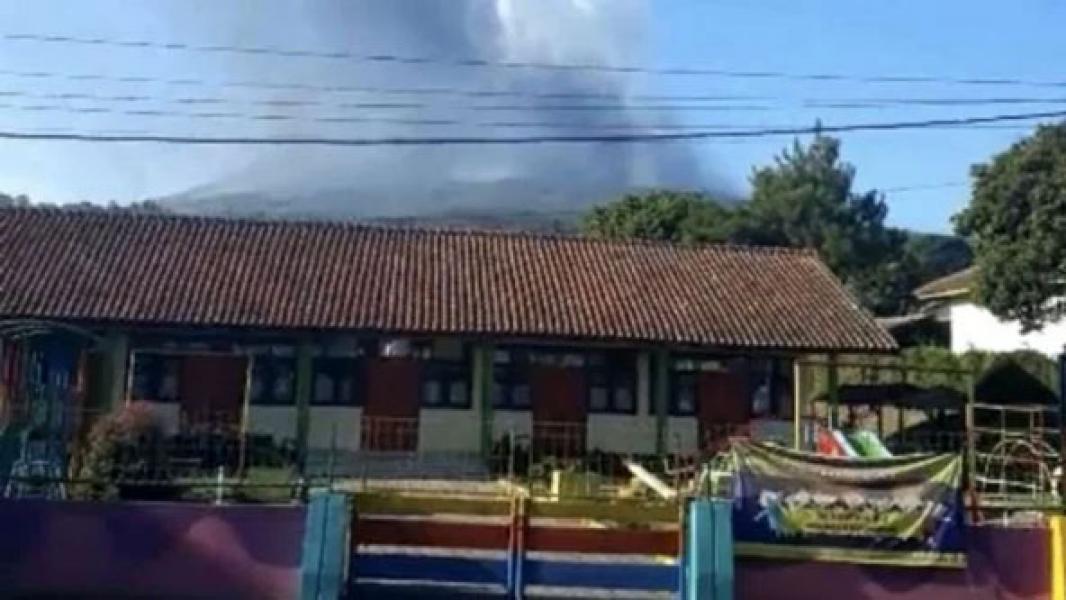 Gunung Tangkuban Perahu Meletus