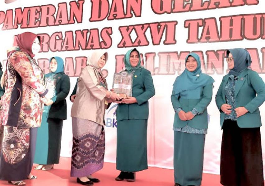 Harganas di Banjarmasin, Ketua PKK Riau Terima Penghargaan Pakarti Utama II